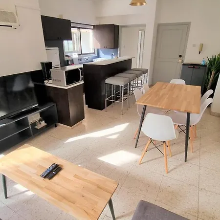 Cozy Apt / 100 Mbit+ Netflix / Near Airport Apartment *