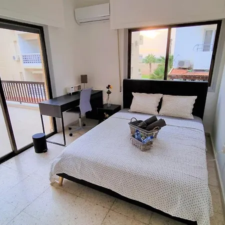 Cozy Apt / 100 Mbit+ Netflix / Near Airport * Larnaca