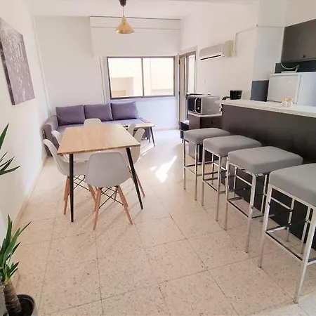 Cozy Apt / 100 Mbit+ Netflix / Near Airport Daire Larnaca