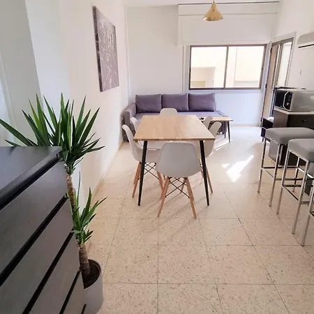 Cozy Apt / 100 Mbit+ Netflix / Near Airport Daire Larnaca